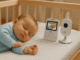 babyalarm ved siden af en sovende baby