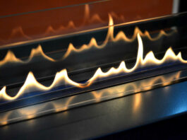 Fritstående biopejs Test – 8 topmoderne biopejse til hjemmet Rolige flammer i miljøvenlig biopejs i sort med beskyttende glas