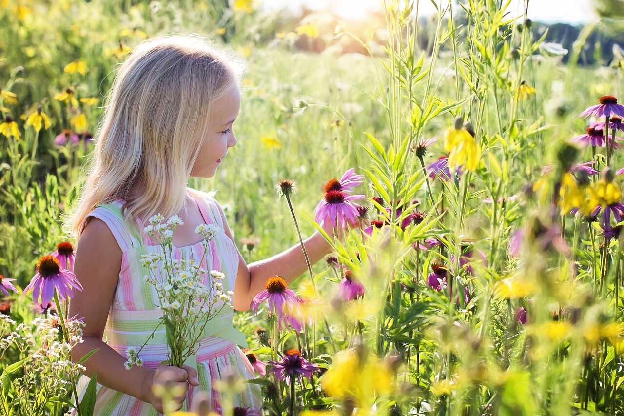 pige på blomstermark