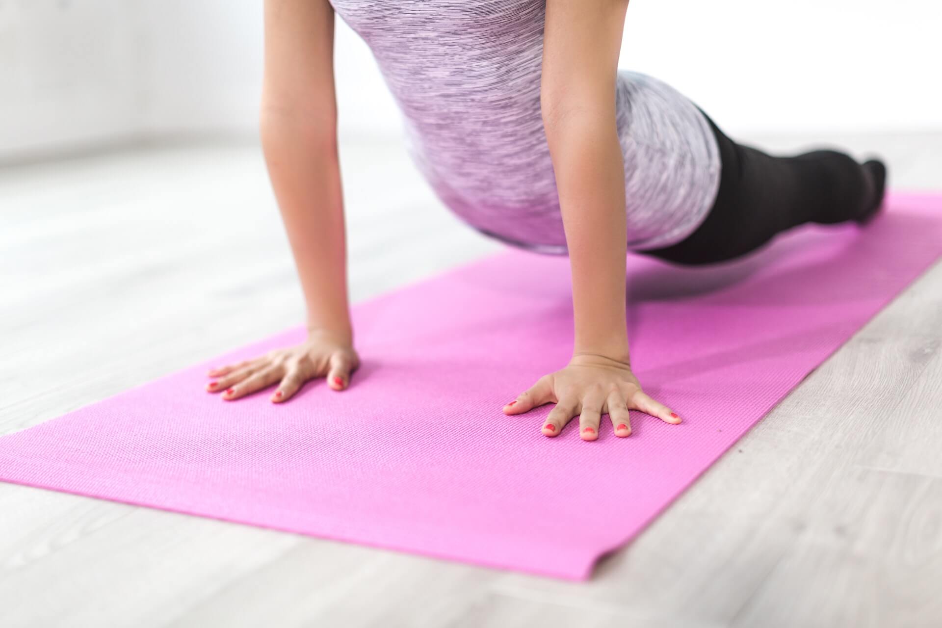 Kvinder dyrker yoga på yogamåtte